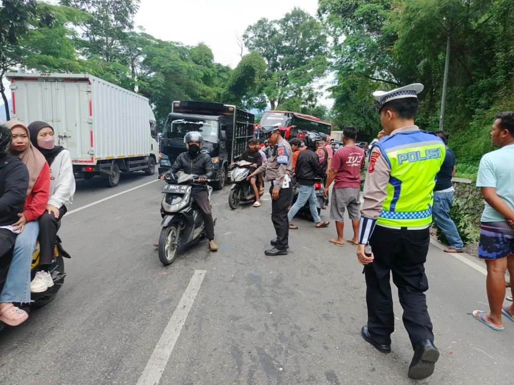 Sat Lantas Polres Garut Evakuasi Laka Lantas Di Jalan Raya Tarogong – Leles Garut