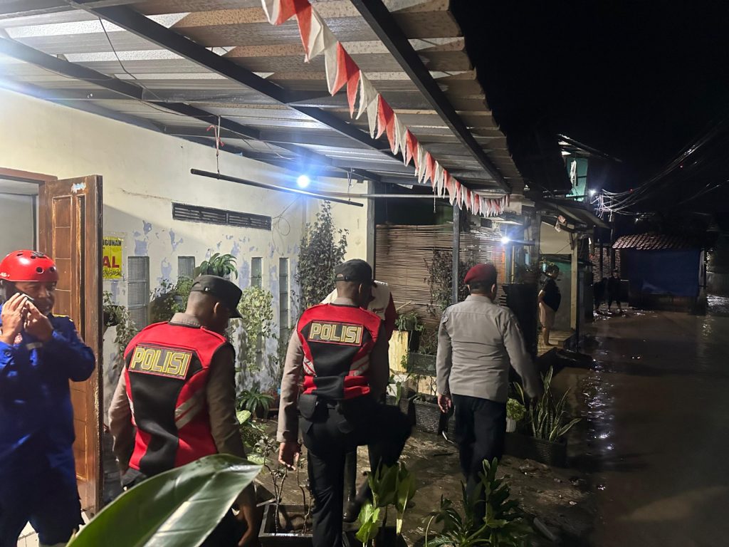 Polres Garut Lakukan Patroli Mitigasi Bencana di Lokasi Terdampak Banjir Akibat Luapan Sungai Cimanuk