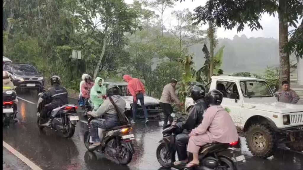 RESPON CEPAT POLSEK CILAWU POLRES GARUT DATANGI TKP KEBAKARAN MOBIL