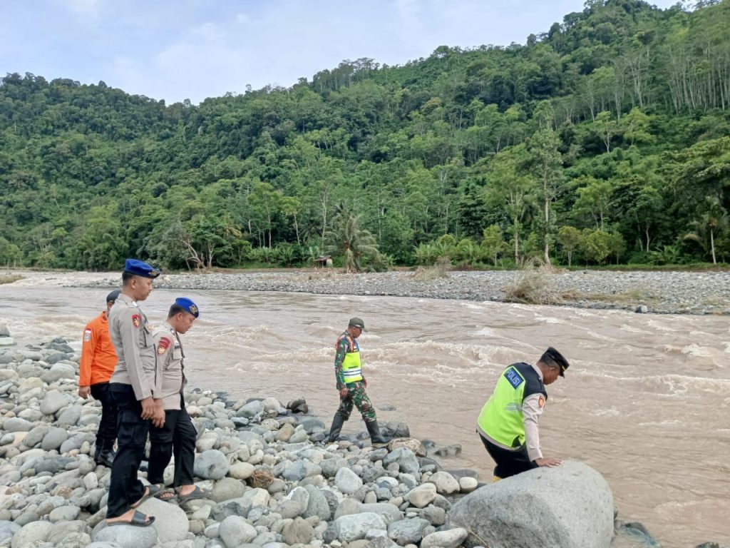 Polisi Terus Lakukan Pencarian Korban Terbawa Arus Sungai Cikandang