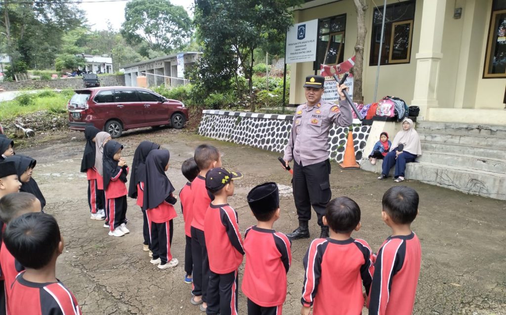 Polsek Cibiuk Terima Kunjungan dan Berikan Edukasi kepada Anak-anak TK IT Al Furqon