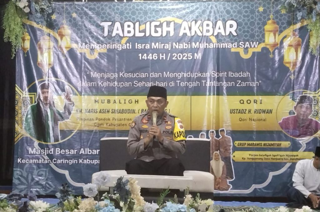 Kapolsek Caringin Beri Pembinaan Kamtibmas Pada Tabligh Akbar Peringatan Isra Mi’raj Nabi Muhammad SAW 1446 H