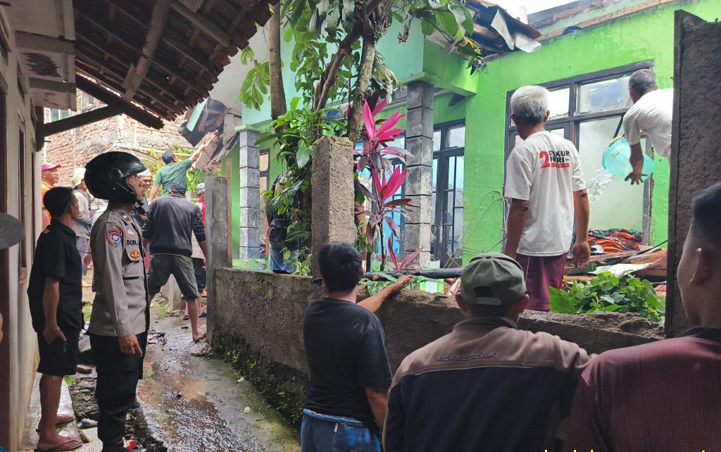 Polisi Cek TKP Kebakaran Rumah Permanen di Desa Banyuresmi,