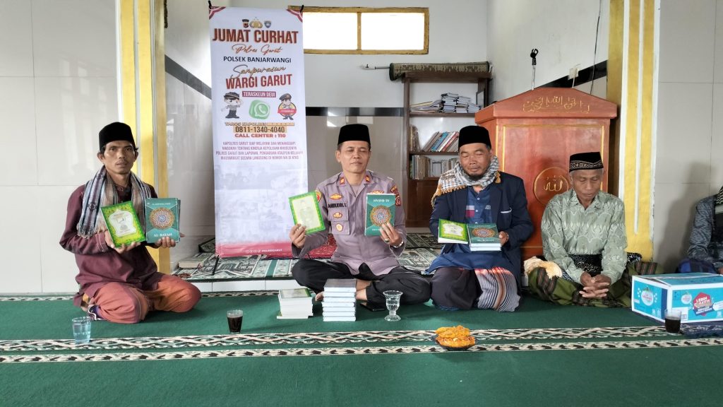 Kapolsek Banjarwangi Gelar Kegiatan Jumat Curhat dan Bagi-bagi Al Qur’an di Masjid Jami Al Ikhlas