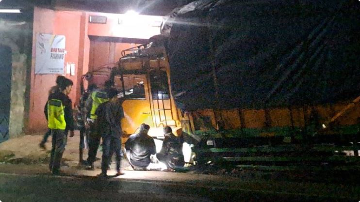 Kecelakaan Tunggal Sebuah Truck Menabrak Rumah Warga