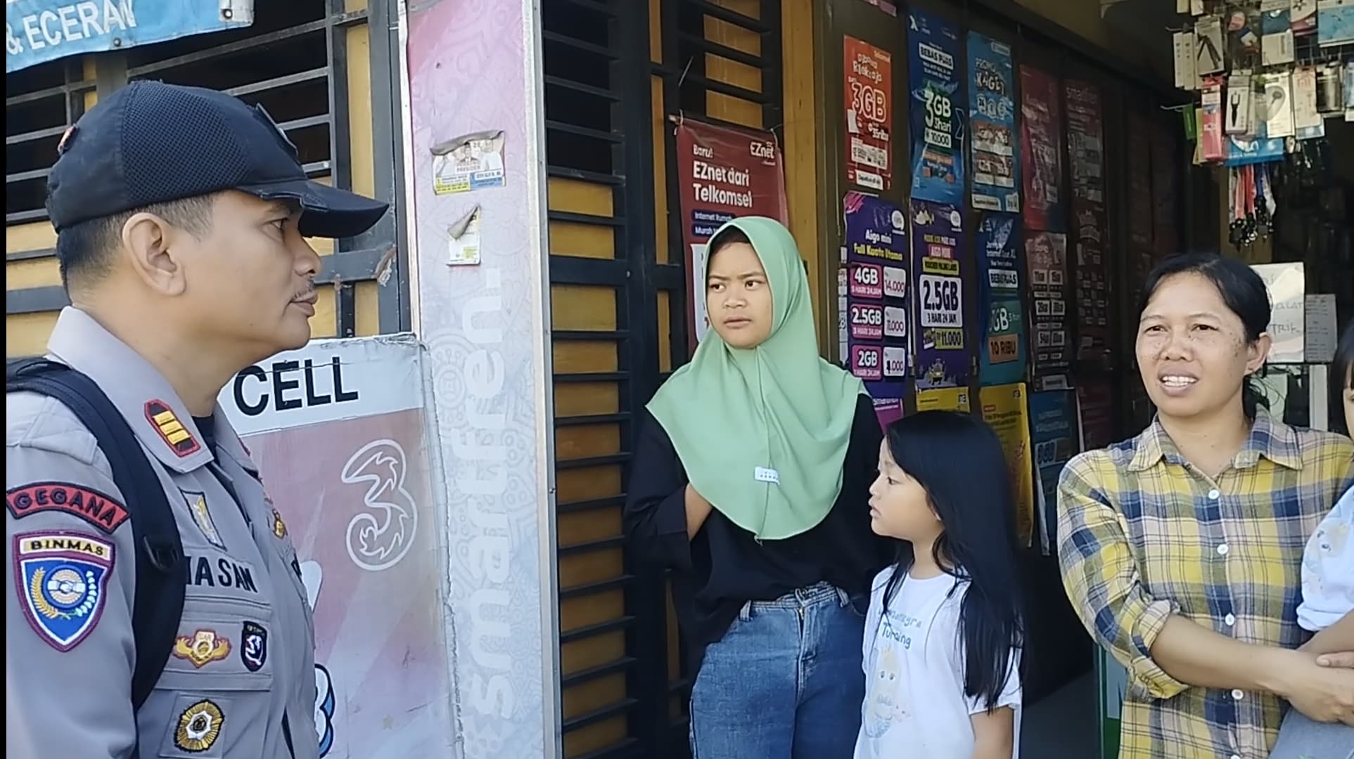 Patroli Jalan Kaki Polsek Cilawu Dalam Rangka Harkamtibmas, Jalin Kedekatan dengan Warga Patroli Jalan Kaki Polsek Cilawu Dalam Rangka Harkamtibmas, Jalin Kedekatan dengan Warga