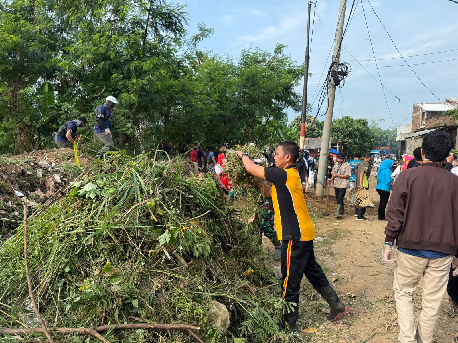 Polres Garut Bersama Forkopimda Gelar Aksi Bersih Sampah Di Sungai Cimanuk Peringati Hari Lingkungan Hidup Sedunia 2025