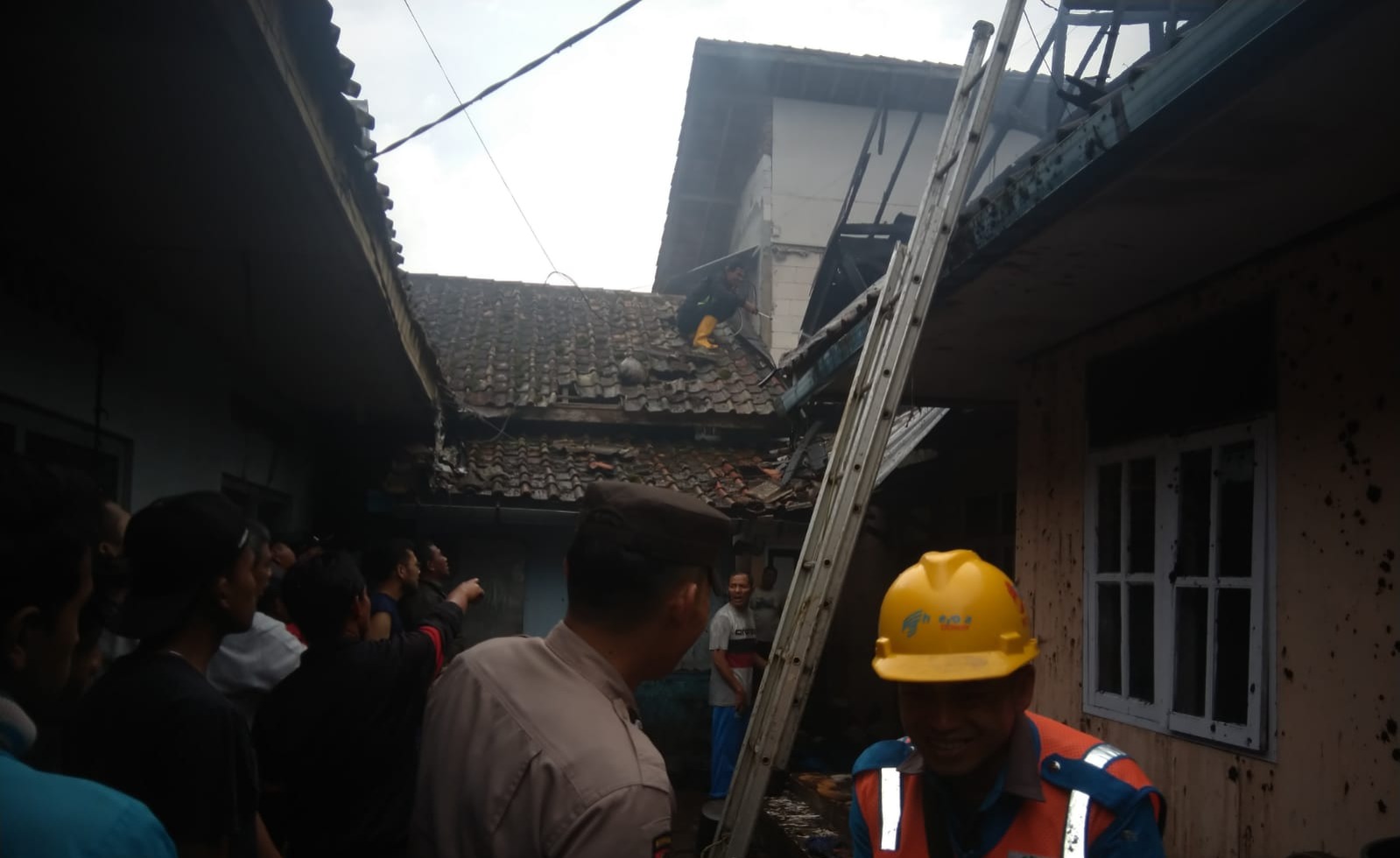 Polsek Cisurupan Tanggap Cepat Atasi Kebakaran Rumah Warga Di Kampung Cidatar