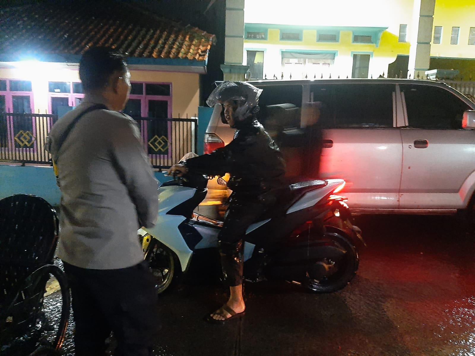 Respons Cepat Polsek Leles Atasi Dampak Longsor di Jalur Desa Dano