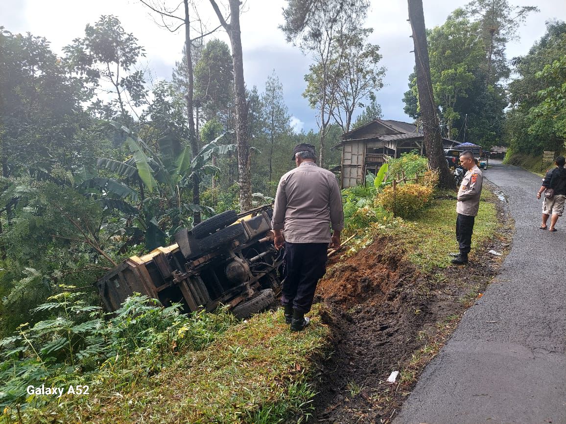 Polsek Cihurip Cek Langsung Kecelakaan Truk Terperosok di Jalan Gunung Geulap