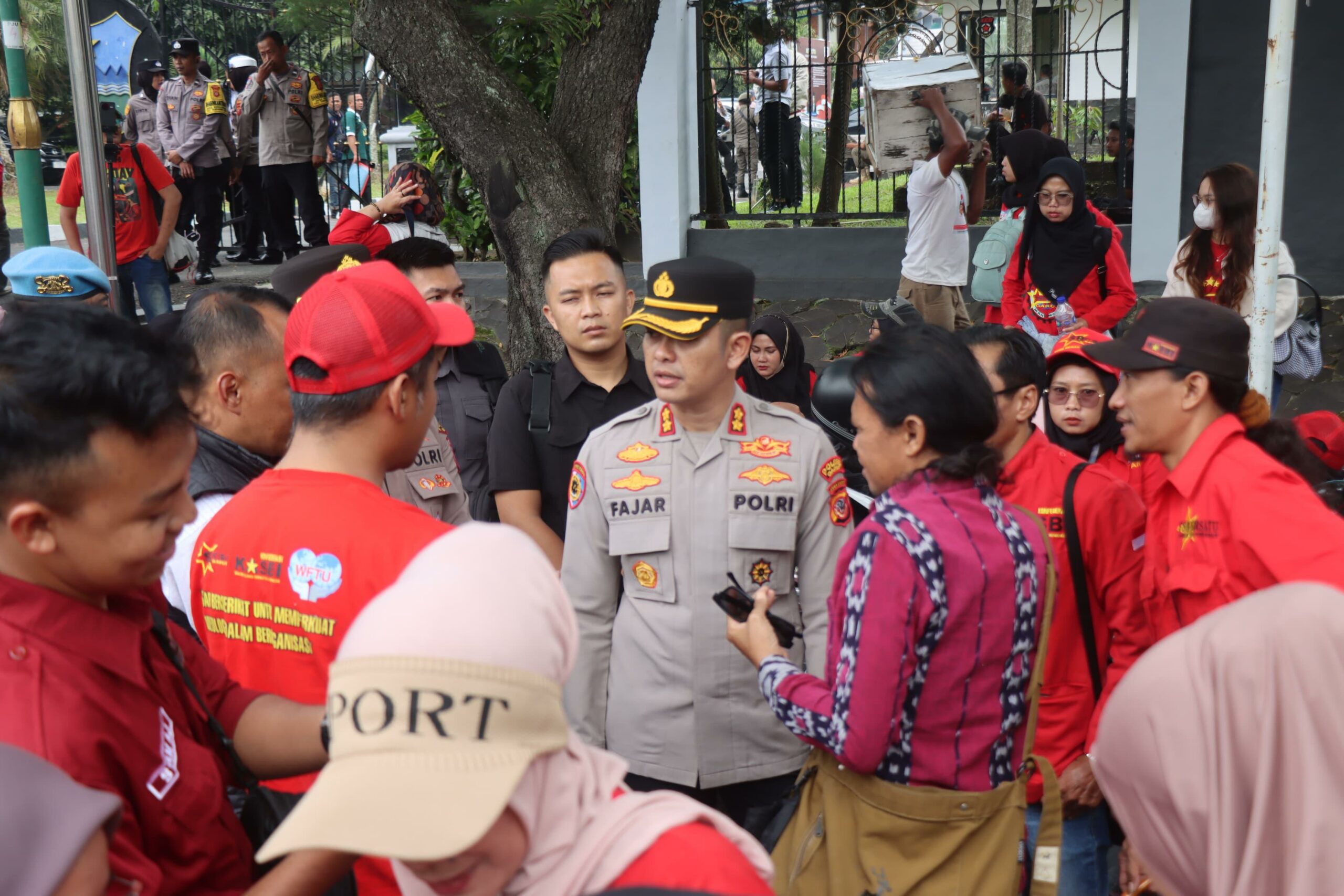 Kapolres Garut Pimpin Langsung Pengamanan Aksi Unjuk Rasa SBMG KASBI PT. Danbi Internasional.