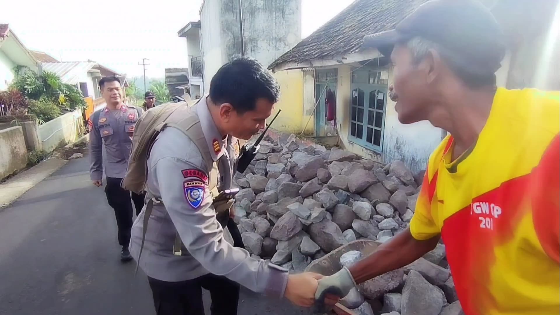 “Polisi Ngaprak Lembur”, Wujud Kepedulian Polsek Cilawu Jaga Keamanan Warga hingga Pelosok Kampung