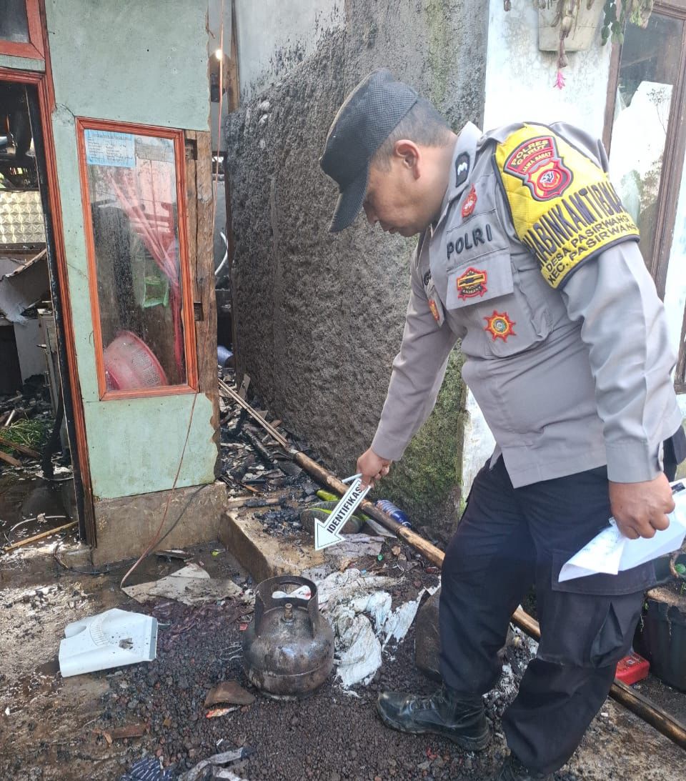 Polsek Pasirwangi Bersama Warga dan Damkar Evakuasi Korban Kebakaran Hebat di Karyamekar