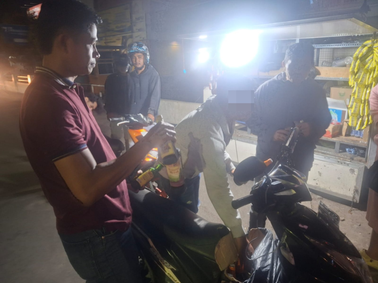 Satresnarkoba Polres Garut Gelar Razia Miras, 12 Botol Disita dari Tangan Warga
