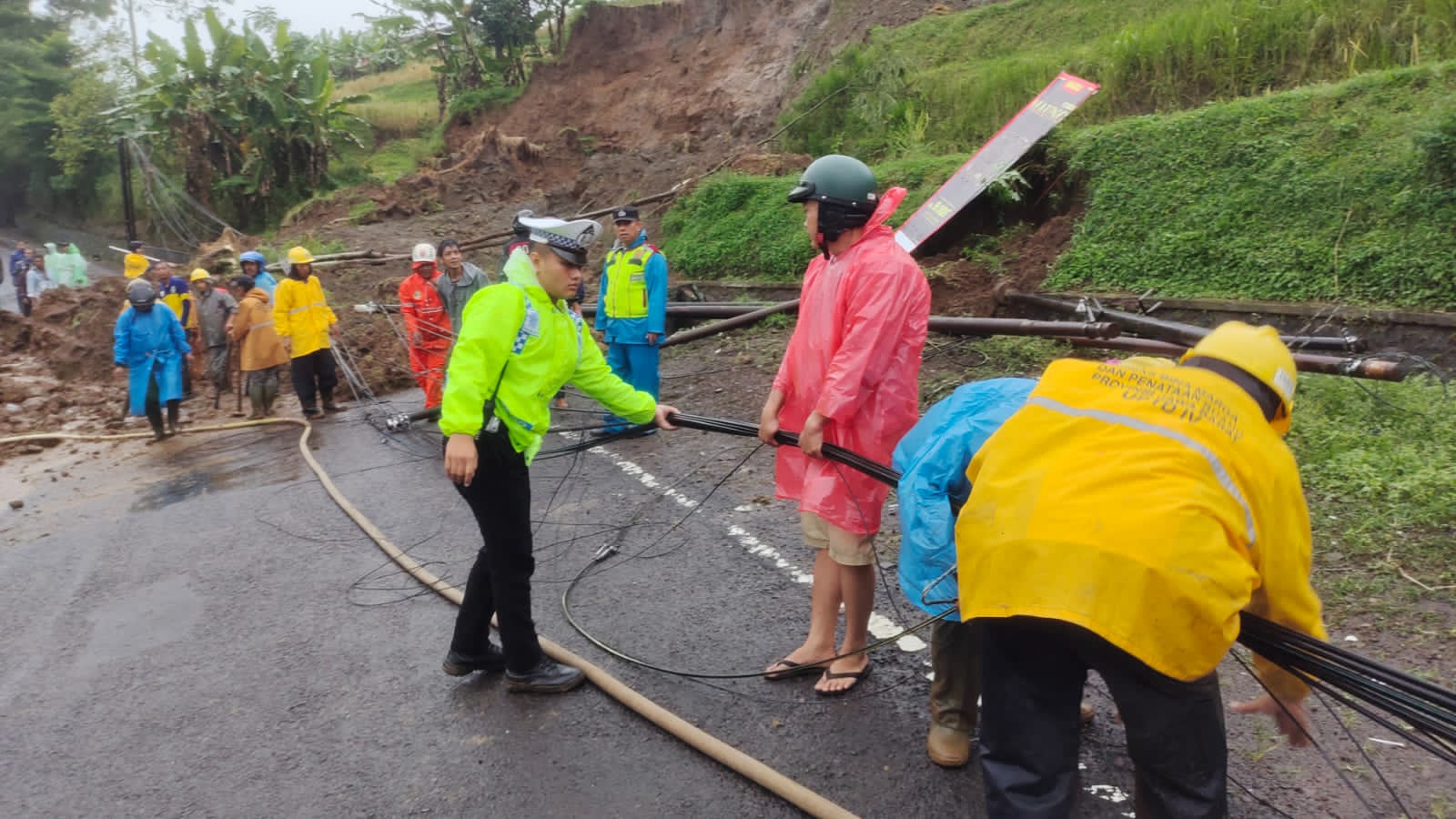 Sinergi Tanggap Dan Cepat Penanganan Bencana Longsor di Jalan Raya Cilawu, Garut