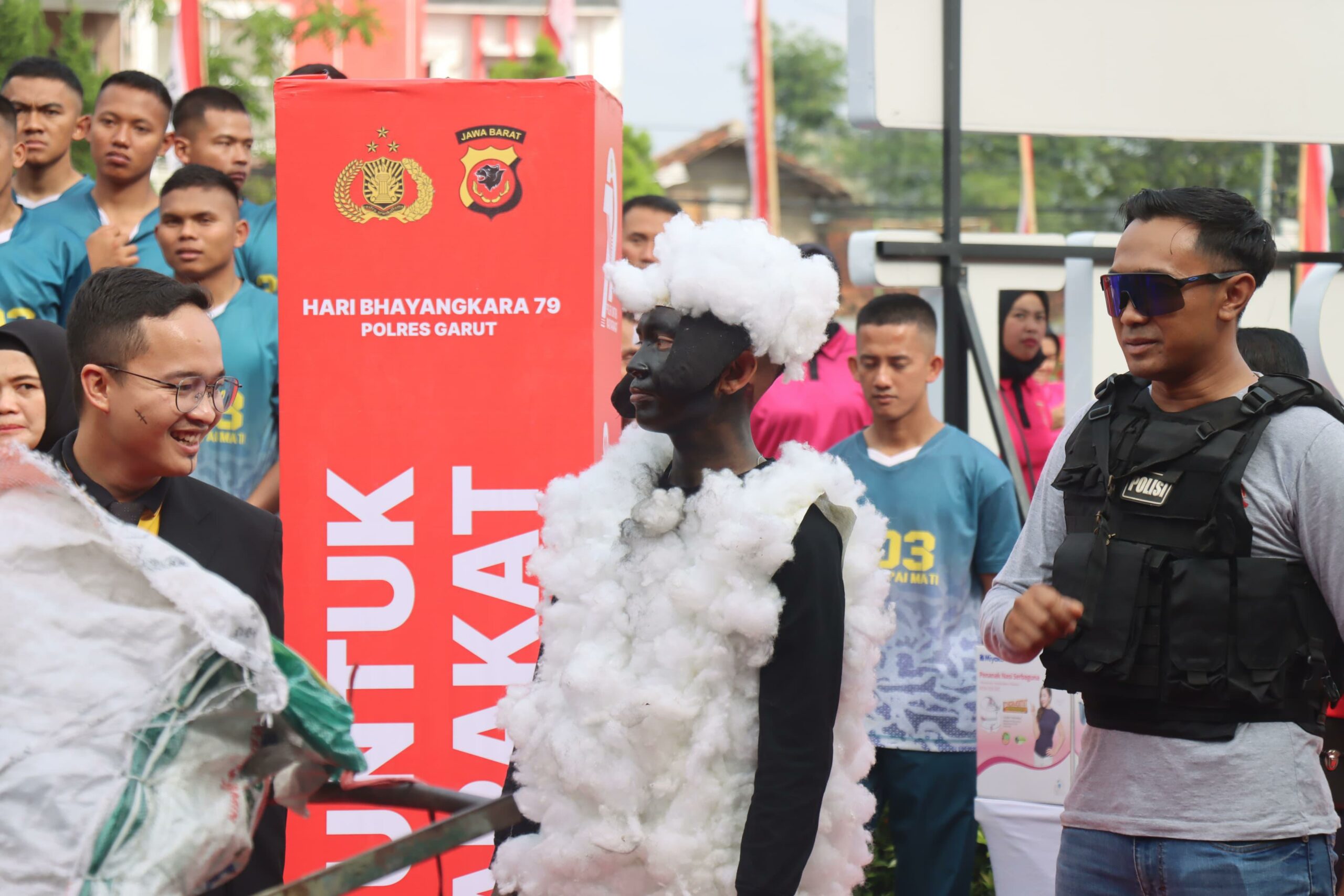Penyamaran Total! Polisi Garut Tampil Beda di Catwalk HUT Bhayangkara