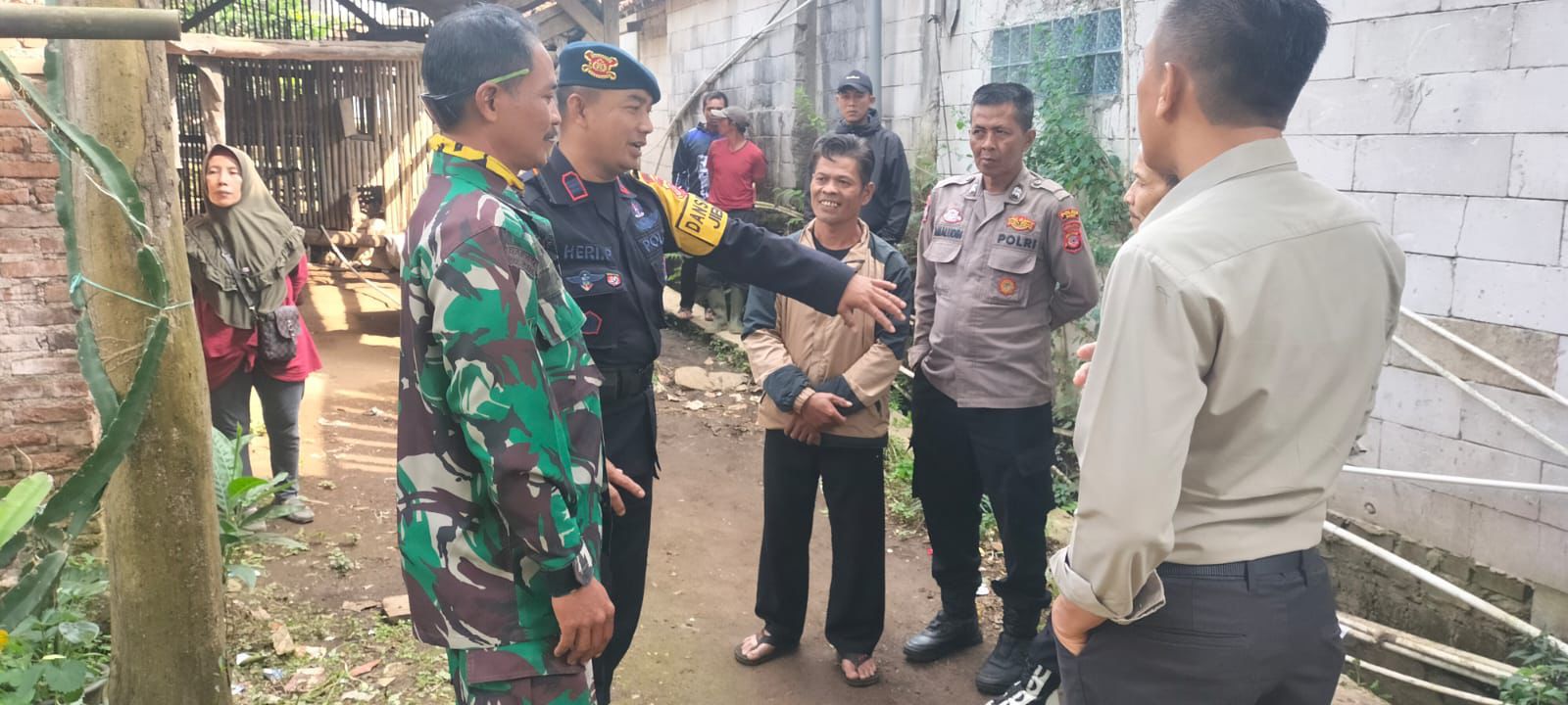 Tim Brimob Polda Jabar Musnahkan Mortir Temuan Warga di Garut