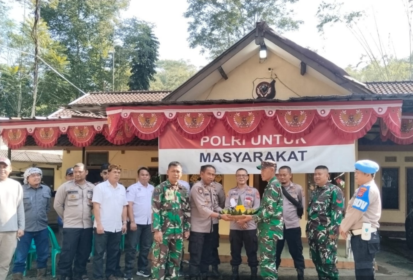 Forkopimcam Singajaya, MUI, dan Dai Kamtibmas Berikan Ucapan dan Nasi Kuning ke Polsek Singajaya dalam Rangka HUT Bhayangkara ke-79