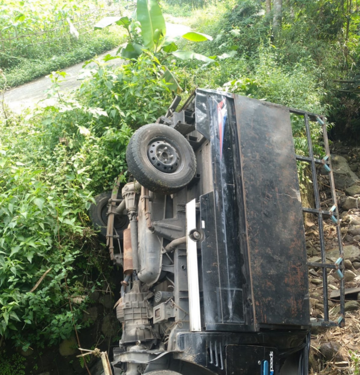 Evakuasi Mobil Pick-Up Masuk Sungai di Kadungora