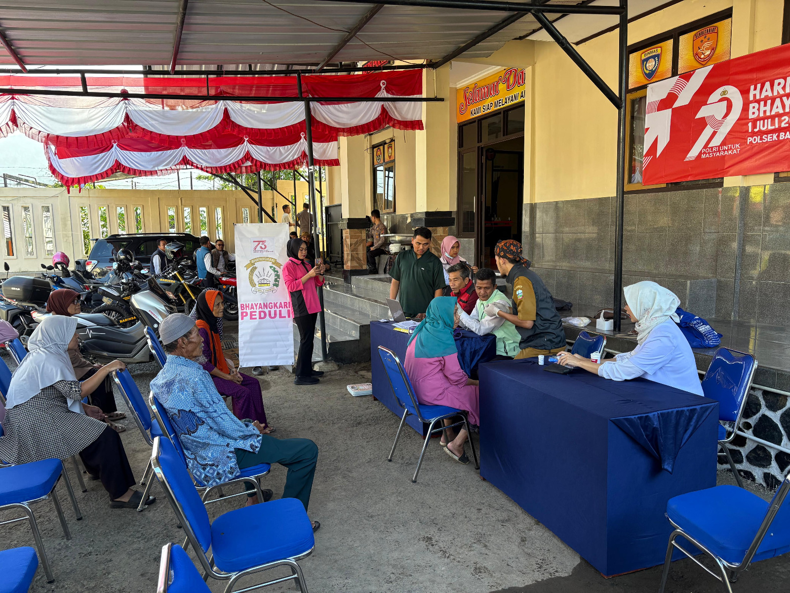 Rayakan HUT Bhayangkara ke-79, Polsek Banjarwangi Gelar Pemeriksaan Kesehatan Gratis untuk Warga