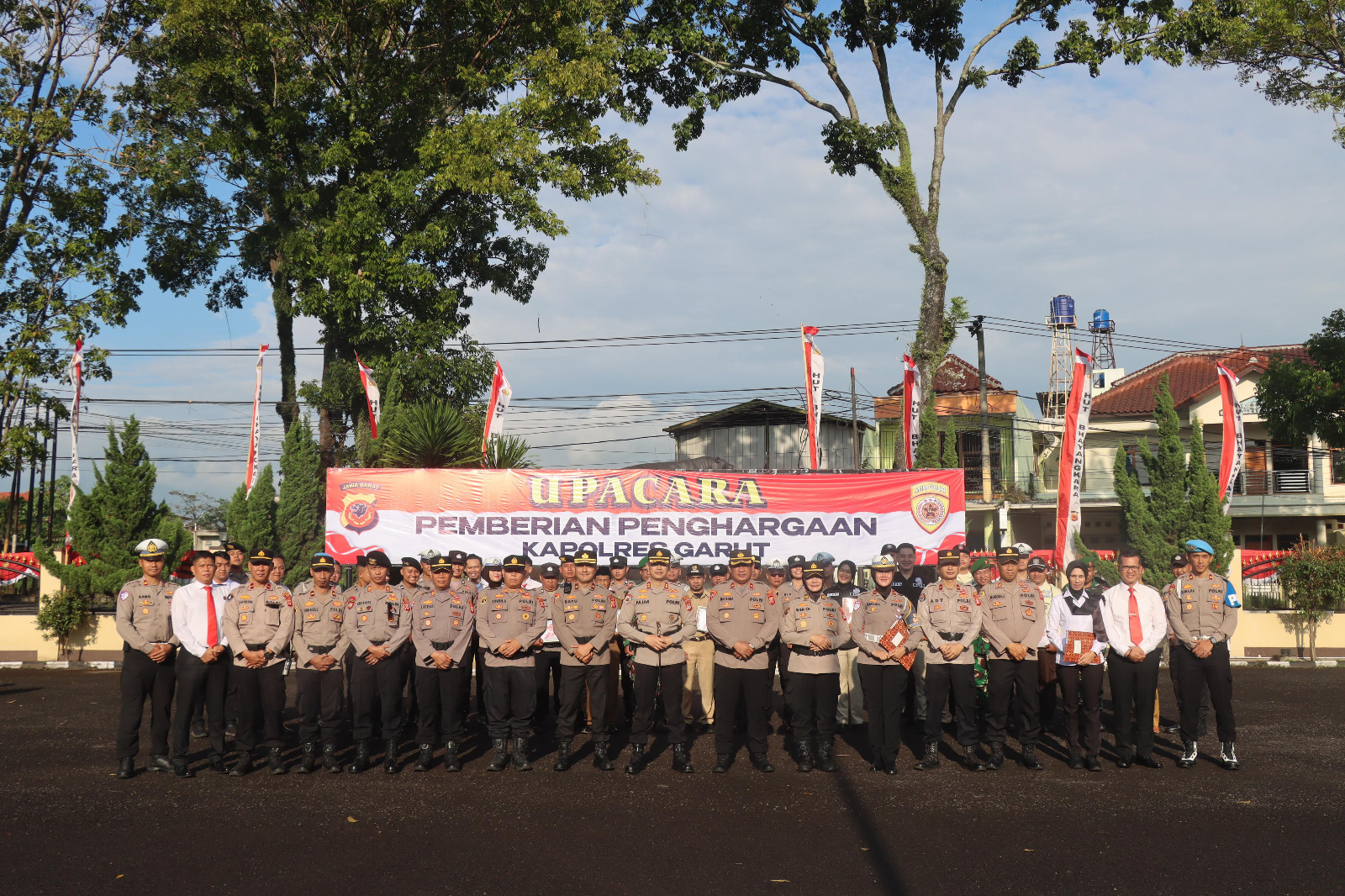 Kapolres Garut Beri Penghargaan untuk Warga Dan Personel Berprestasi di Momen HUT Bhayangkara ke-79