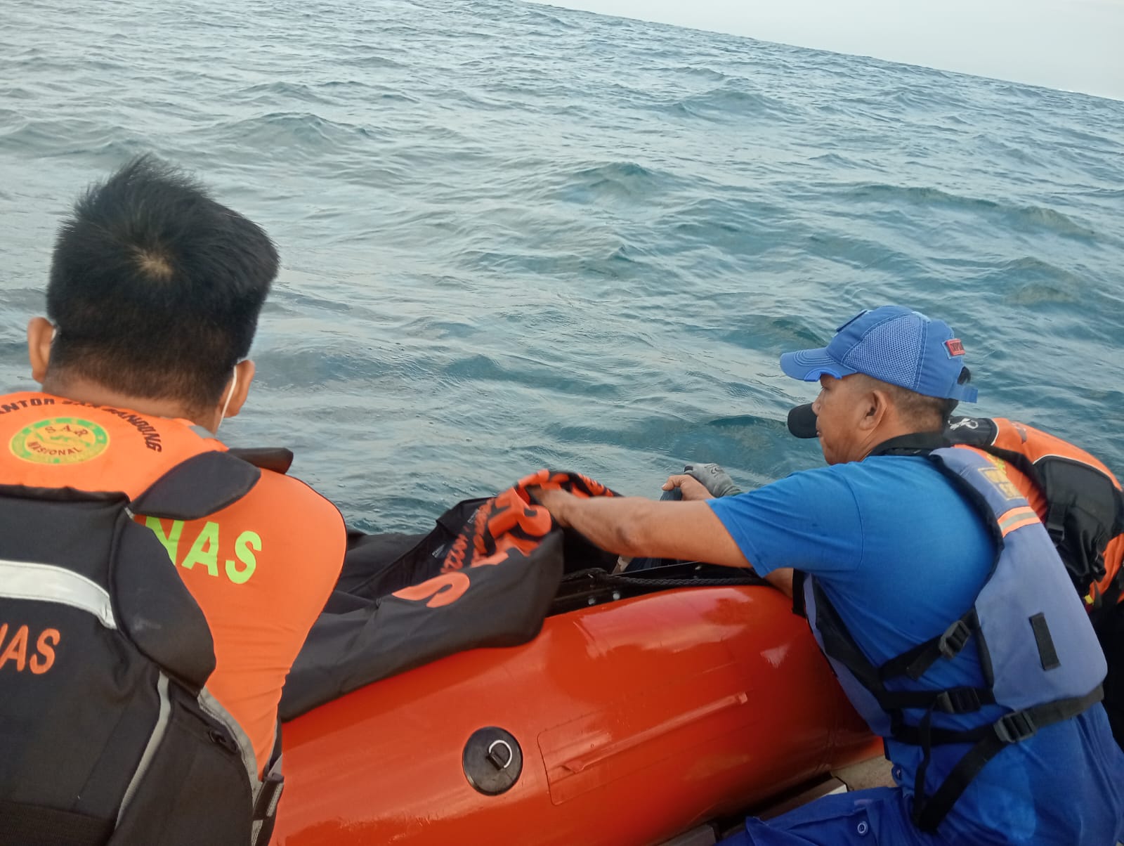 Polisi dan Tim SAR Temukan Wisatawan Tenggelam di Pantai Sayang Heulang
