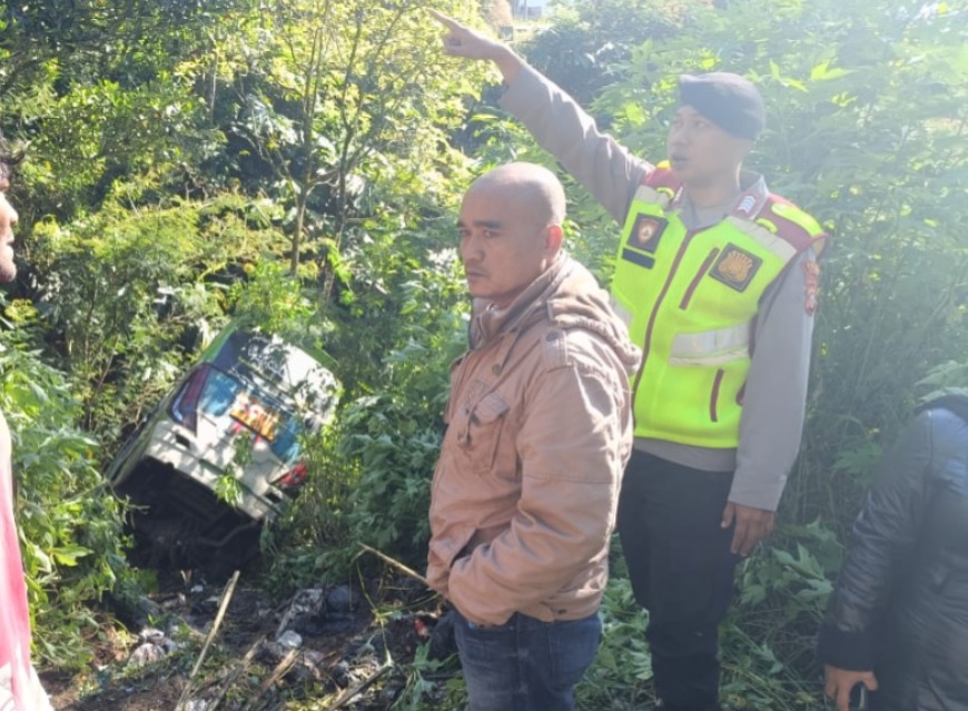 Polsek Banjarwangi Evakuasi Kendaraan Elf Masuk Jurang di Ciawitali, 9 Penumpang Selamat