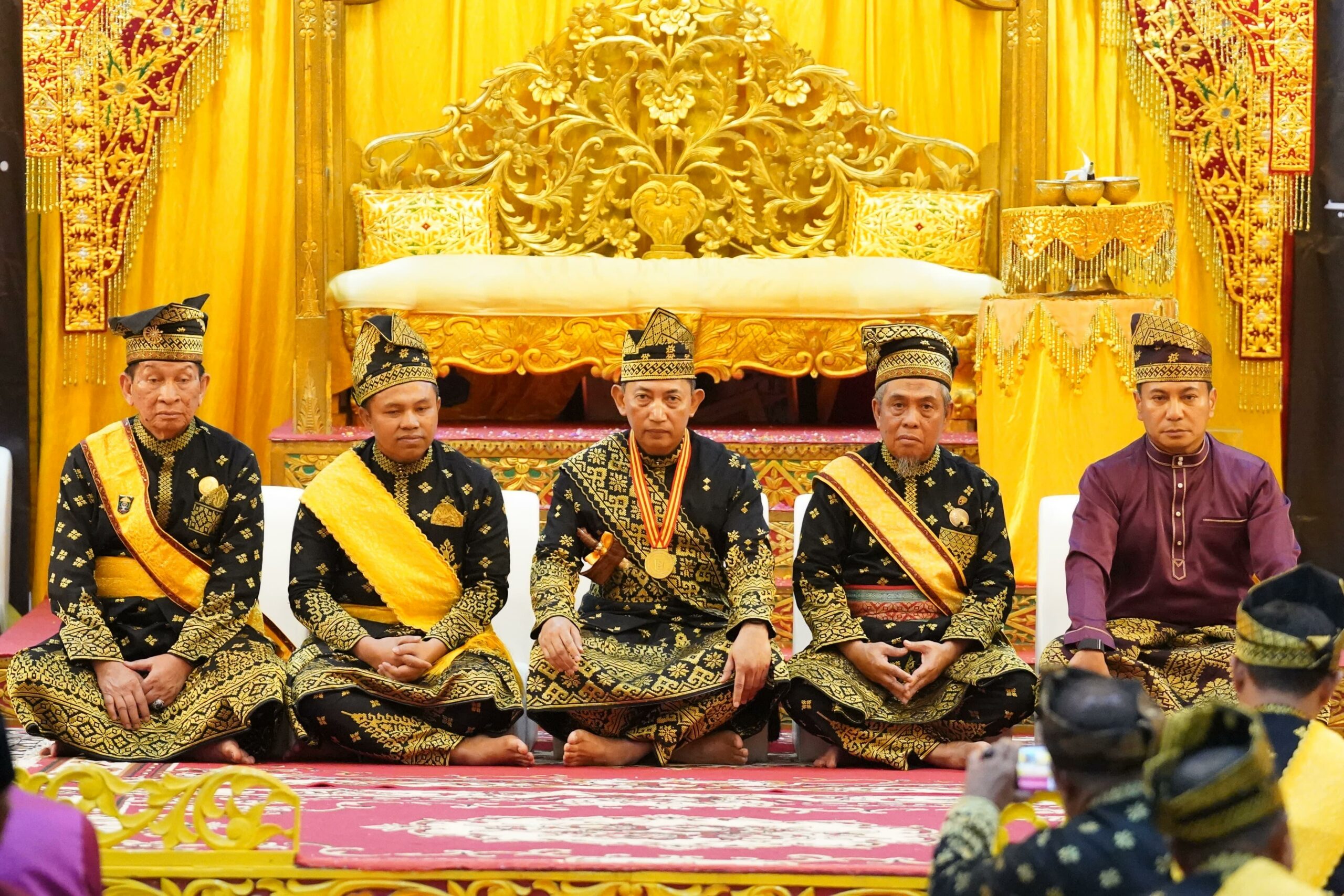 Kapolri Terima Anugerah Adat Ingatan Budi dari LAM Riau: Simbol Kehormatan, Amanah Moral, dan Komitmen Kebangsaan