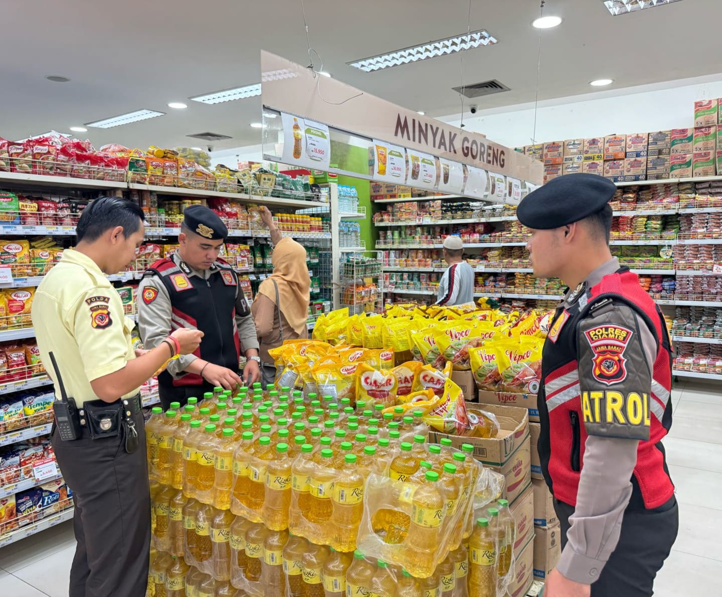 Pastikan Tak Ada Permainan Harga Bahan Pokok, Polisi Datangi Toserba Yogya Ciamis