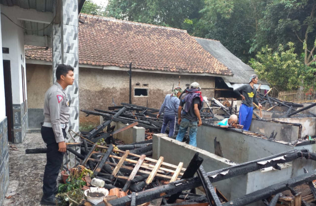 Polisi bersama Damkar Evakuasi Kebakaran Rumah Panggung di Banyuresmi