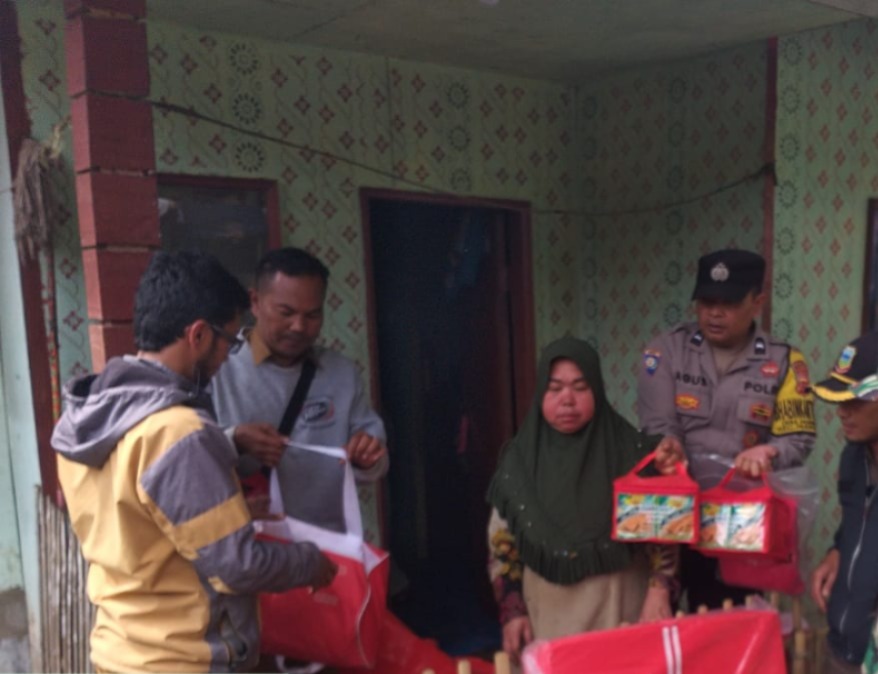 Respons Cepat Polsek Pasirwangi: Evakuasi Kebakaran dan Distribusi Sembako bagi Korban