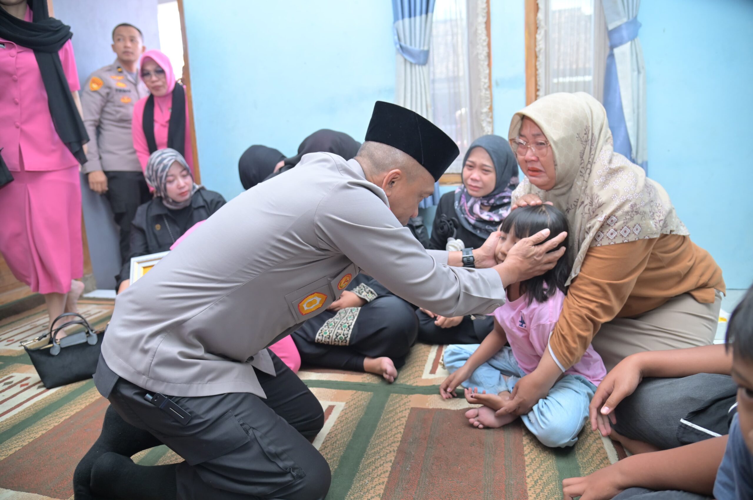 Kapolda Jabar Melayat Ke Rumah Duka Bripka Cecep Sekaligus Memberikan Kabar Kenaikan Pangkat Anumerta dari Kapolri