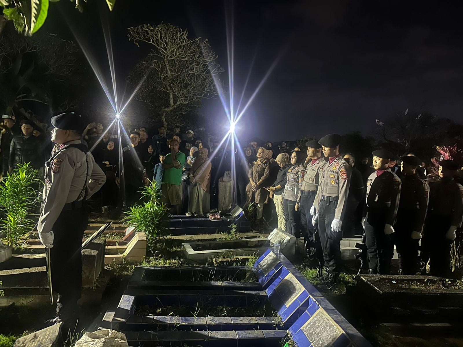 Tembakan Kehormatan Iringi Kepergian Bripka Cecep Saepul Bahri : Polres Garut Gelar Upacara Pemakaman