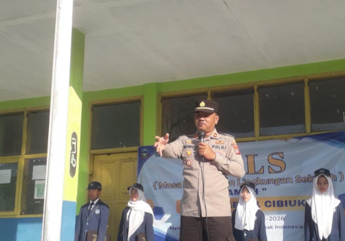 Kapolsek Cibiuk Jadi Pembina Upacara di SMPN 1 Cibiuk, Tekankan Disiplin dan Tertib Berlalu Lintas