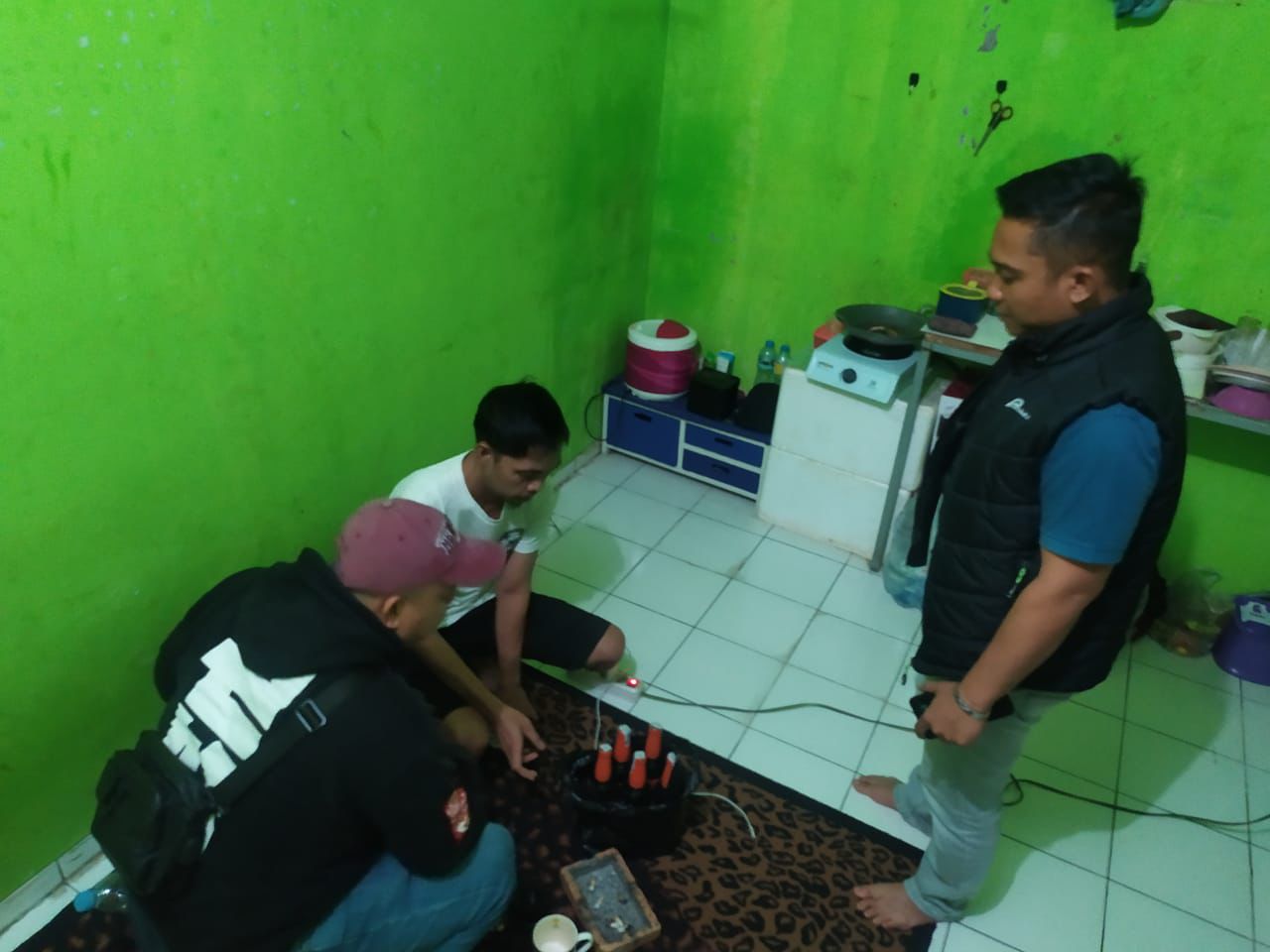 Polres Garut Gelar Razia Miras Puluhan Botol Disita di Tarogong Kidul