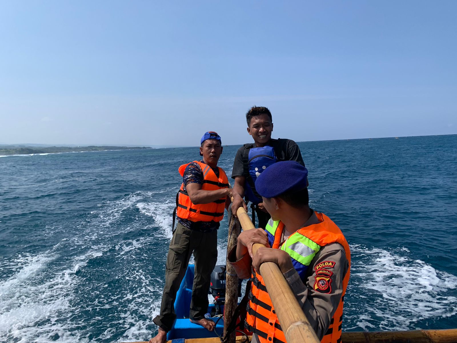 Dit Polairud Polda Jabar Dan Tim SAR Gabungan Cari Korban Laka Laut Di Pantai Puncak Guha Garut
