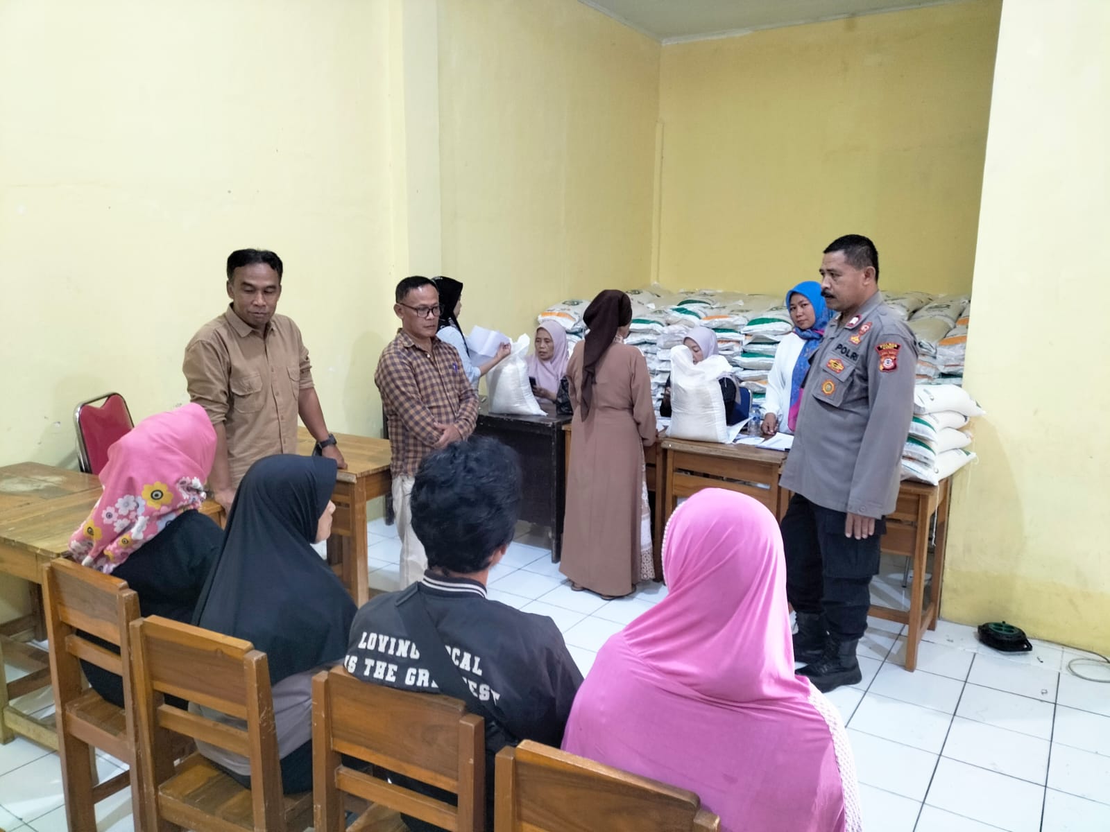 Polsek Garut Kota Monitoring Penyaluran Bantuan Beras CBP Untuk Warga Kelurahan Pakuwon