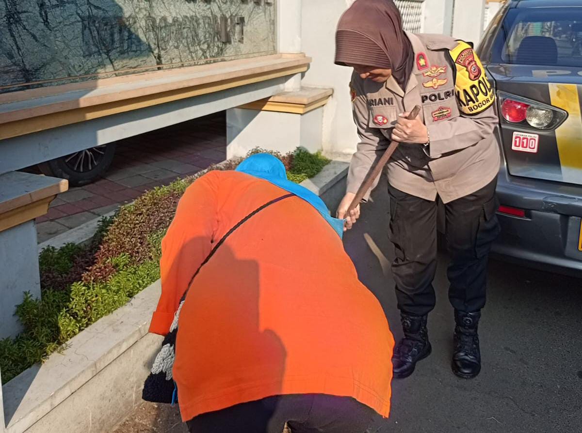 Polisi Pimpin Pasukan Ibu Ibu, Lakukan Bakti Sosial Bersihkan Lingkungan