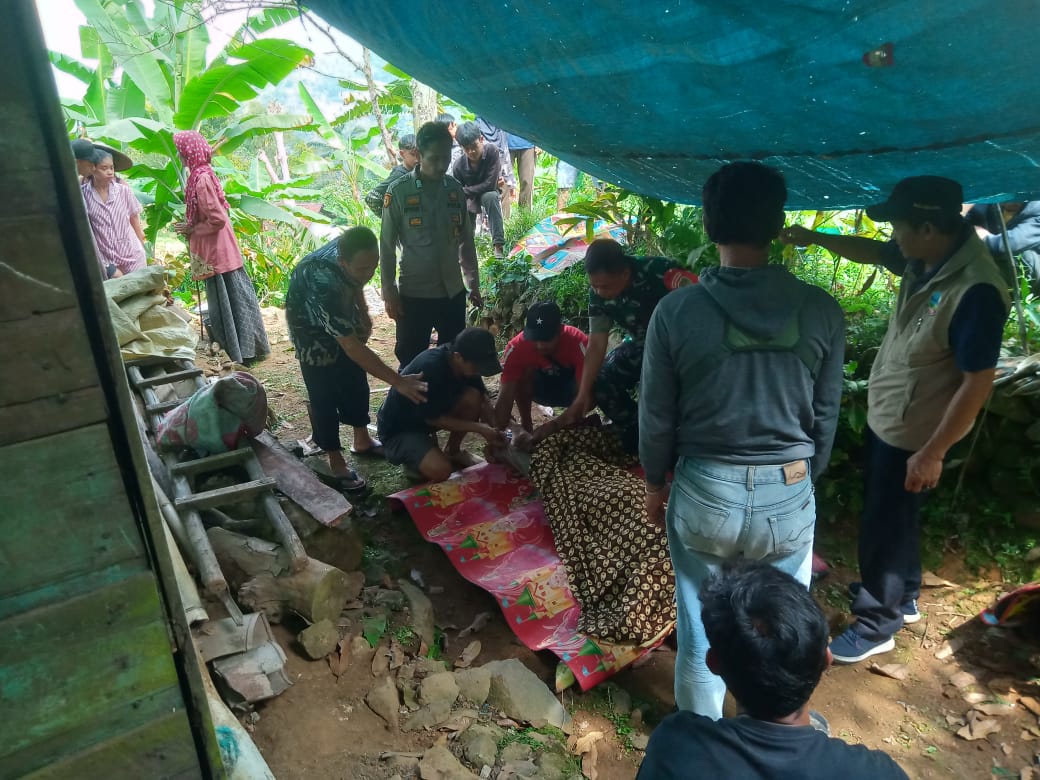 Petani Gula Aren Tewas Jatuh dari Pohon, Polisi Lakukan Evakuasi Cepat
