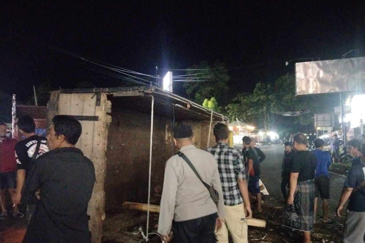 Polsek Caringin Evakuasi Truk Terbalik di Rancabuaya Akibat Muatan Kayu Overload