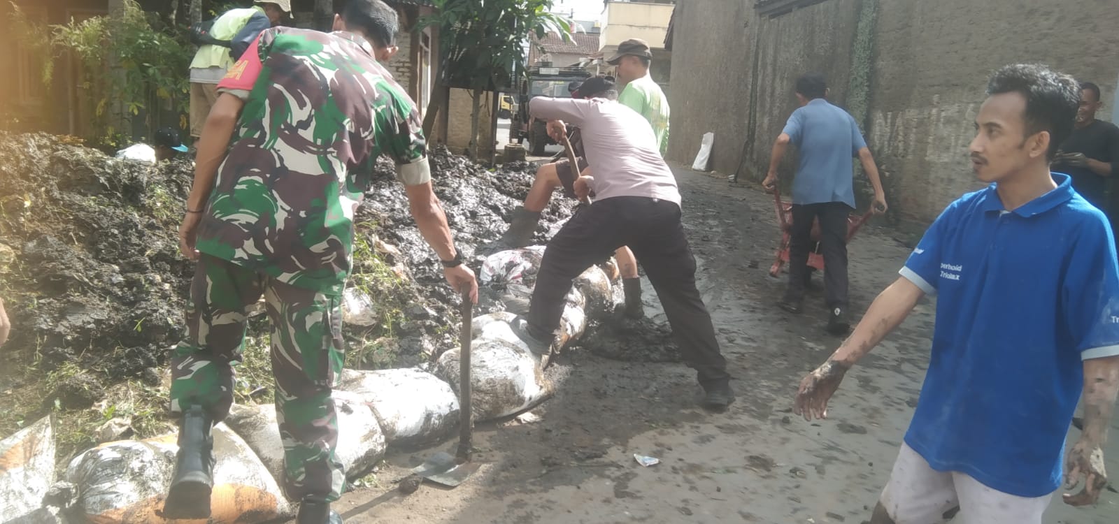Bhabinkamtibmas Polsek Limbangan Laksanakan Kerja Bakti Bersama Warga, Wujudkan Lingkungan Bersih dan Sehat