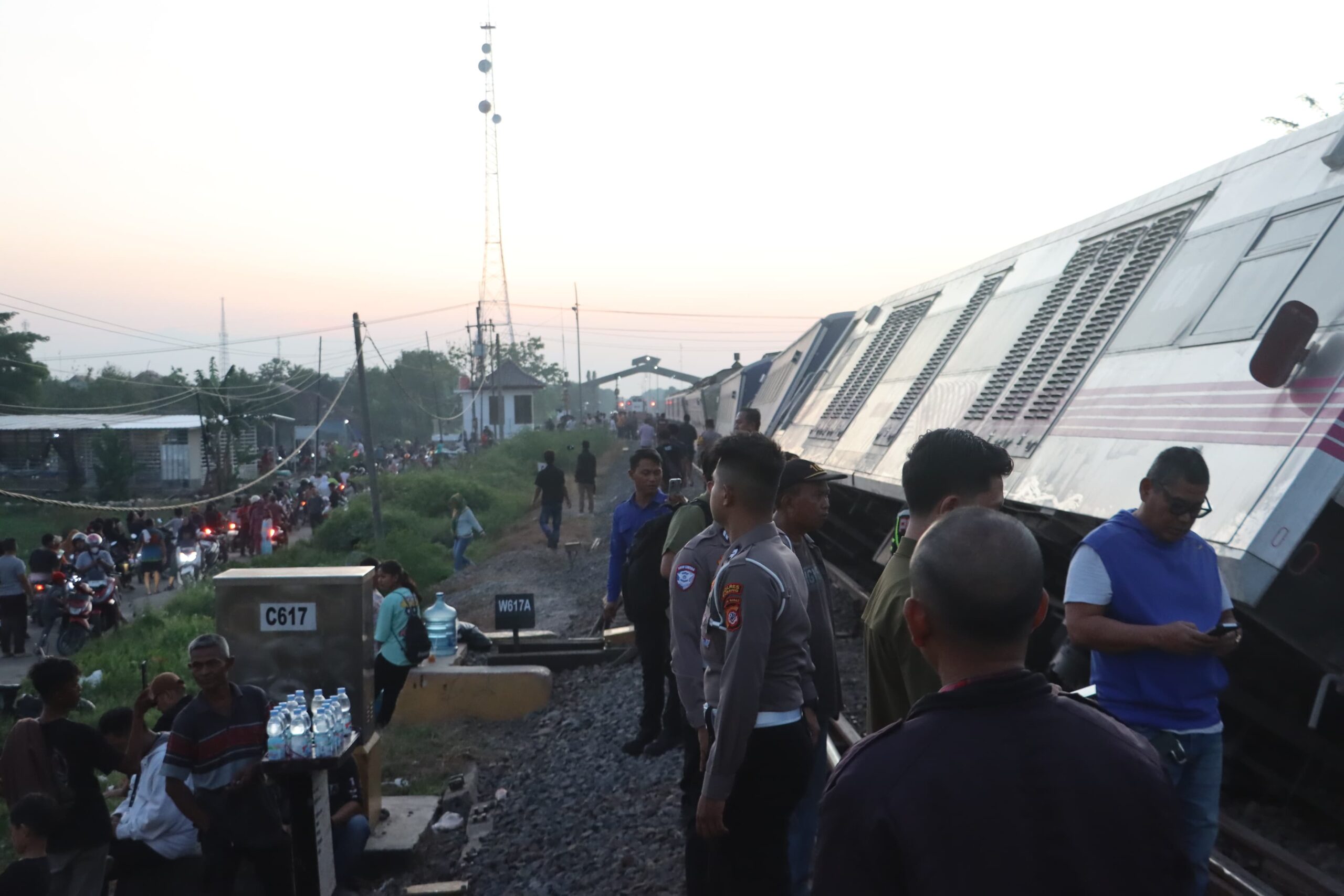 KERETA API ARGO BROMO ANGGREK ANJLOK DI PAGADEN SUBANG, POLISI AMBIL LANGKAH PENANGANAN CEPAT