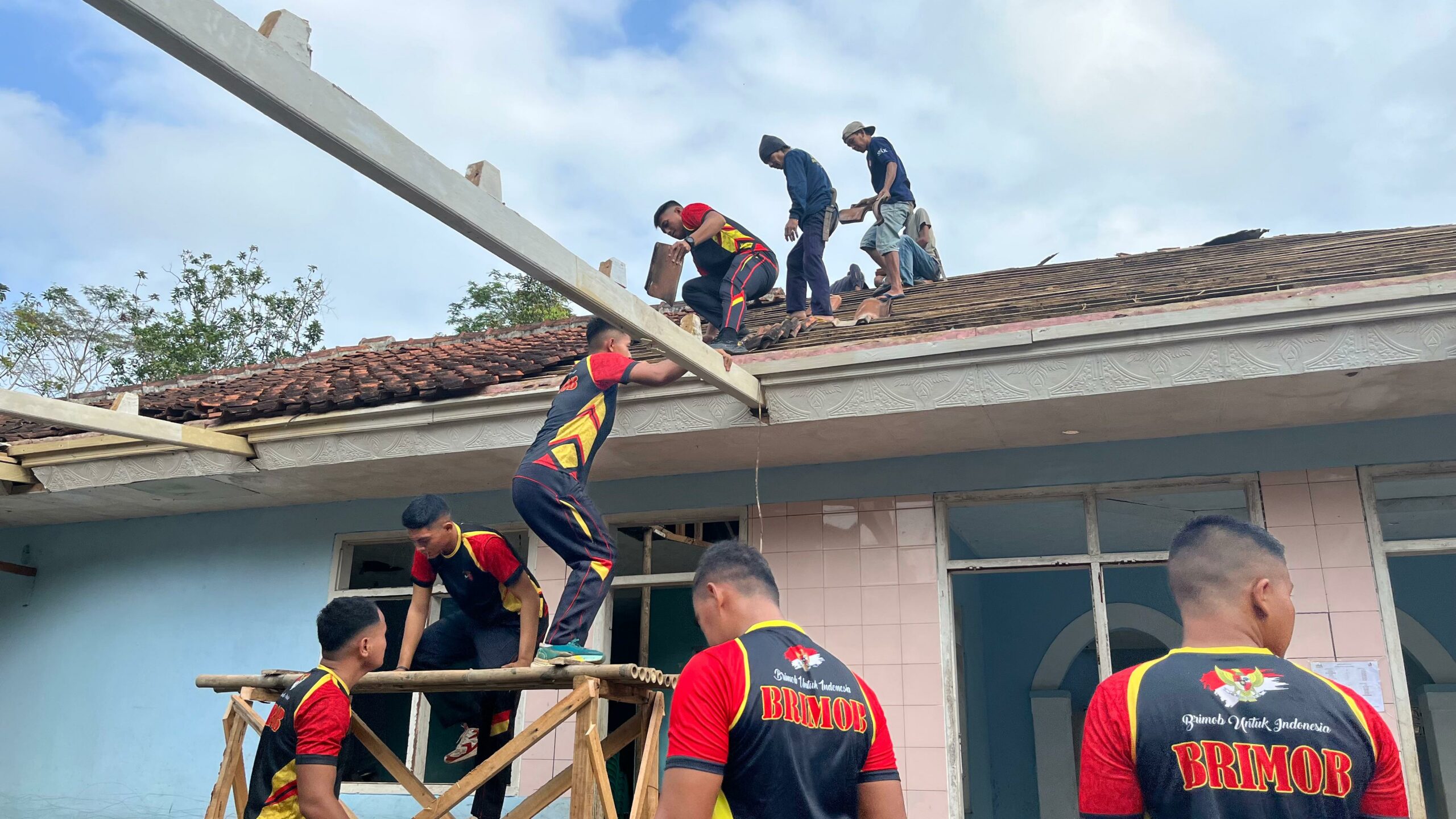 Anggota Sat Brimob Polda Jabar Gotong Royong Renovasi Masjid