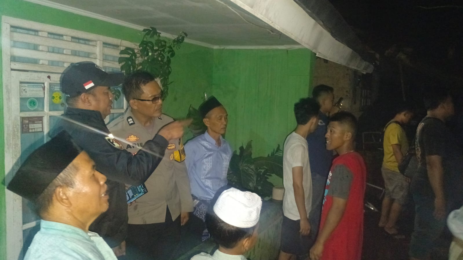 Respons Cepat Polisi Bersama Stakeholder Terkait dan Warga Tangani Kebakaran di Kampung Lebak Gudang