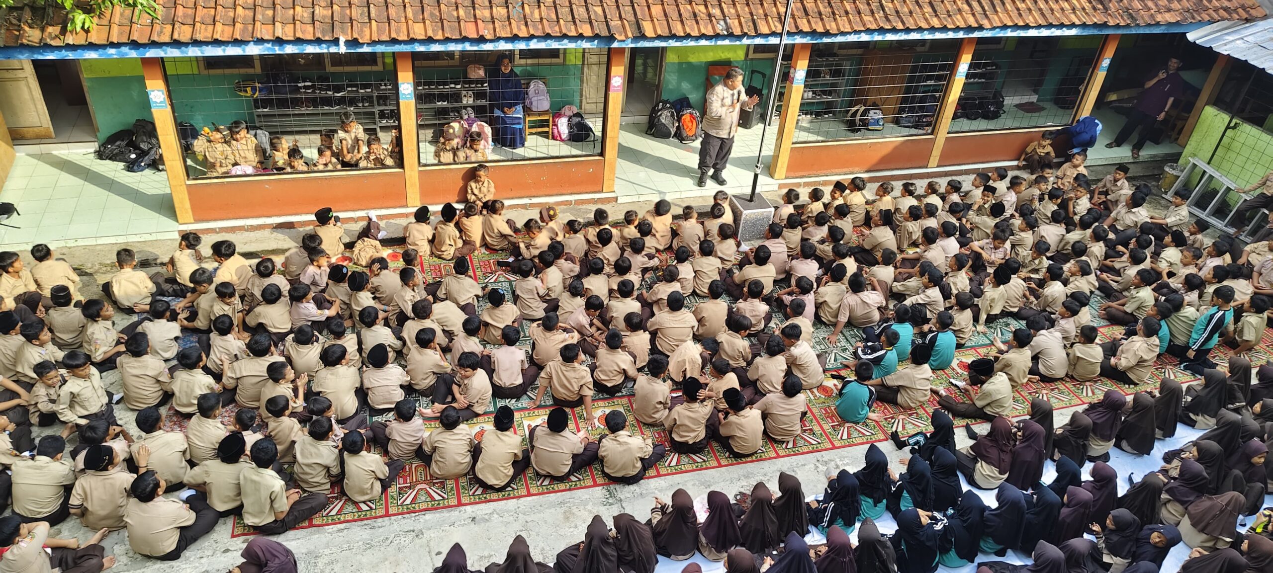 Polisi Berikan Pembinaan, dan penyuluhan pada siswa – siswi MI S 2 Banjar kenalkan Bahaya Narkoba, dan Geng motor