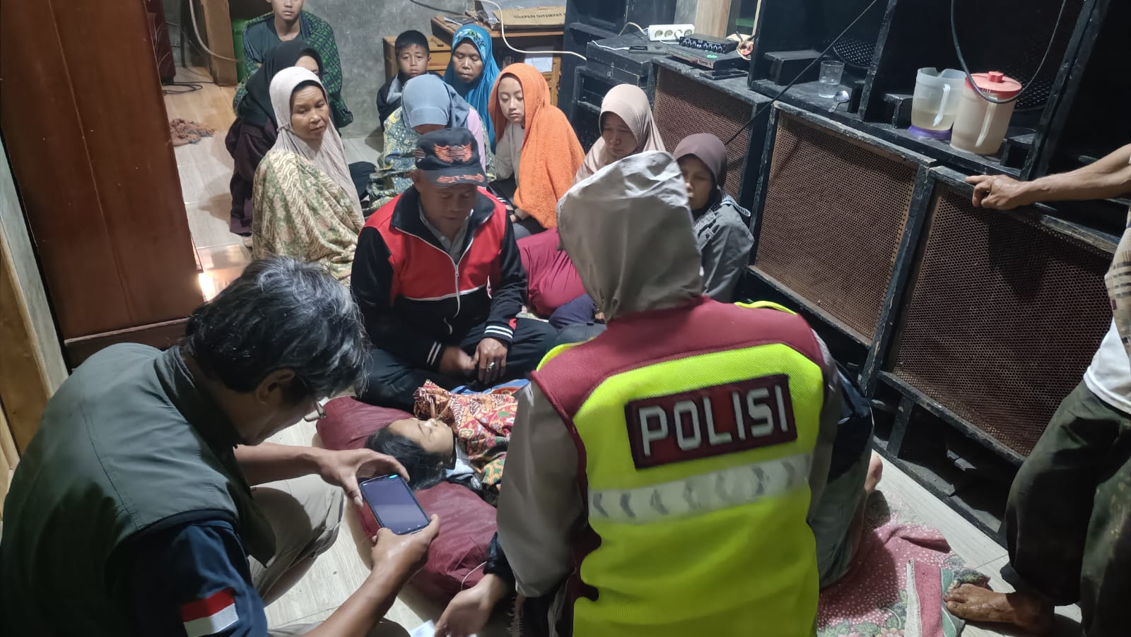 Tragis di Tengah Hujan Deras: Polsek Banjarwangi Evakuasi Korban Longsor di Tanjungjaya