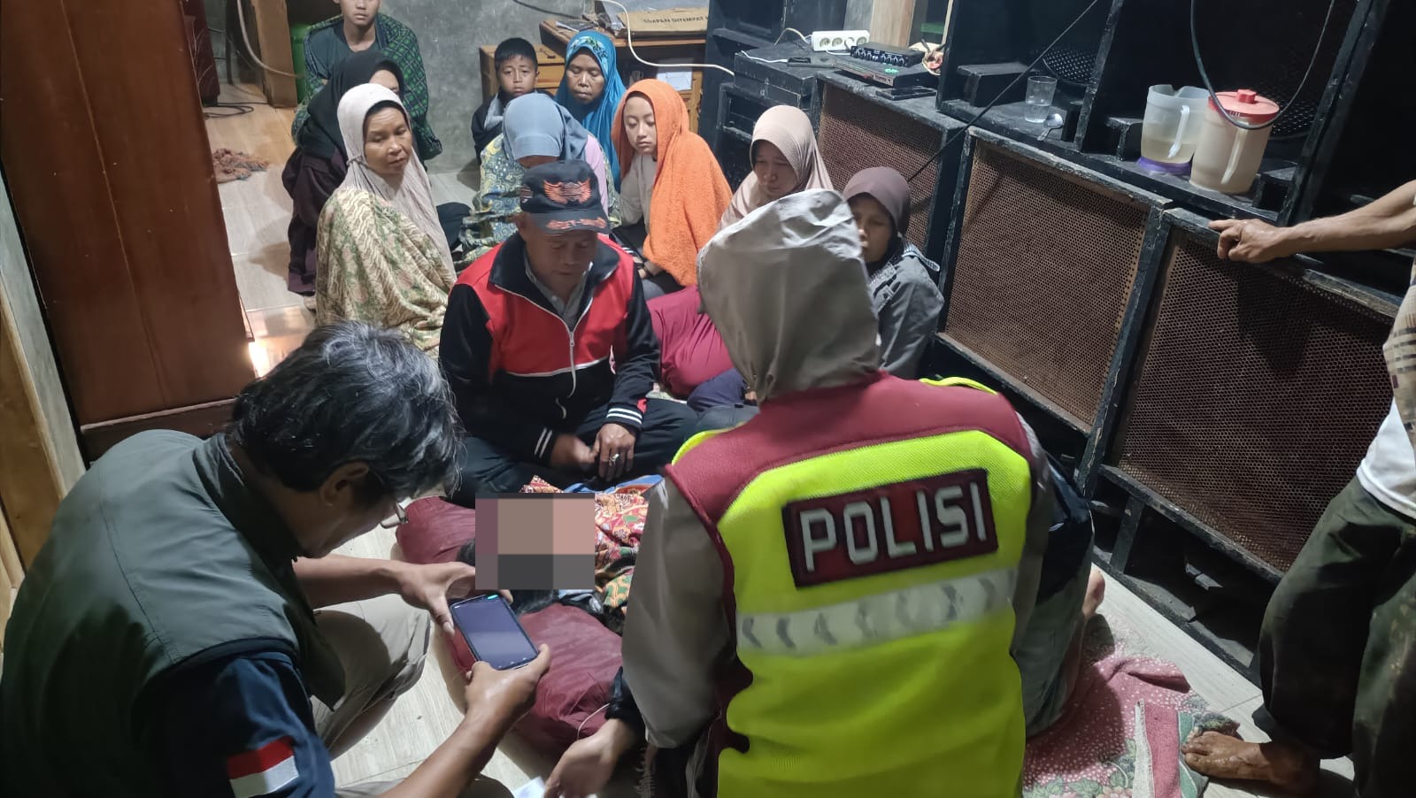 Tragis di Tengah Hujan Deras: Polsek Banjarwangi Evakuasi Korban Longsor di Tanjungjaya