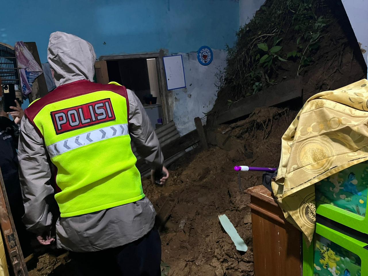 Tragis di Tengah Hujan Deras: Polisi Evakuasi Korban Longsor di Tanjungjaya