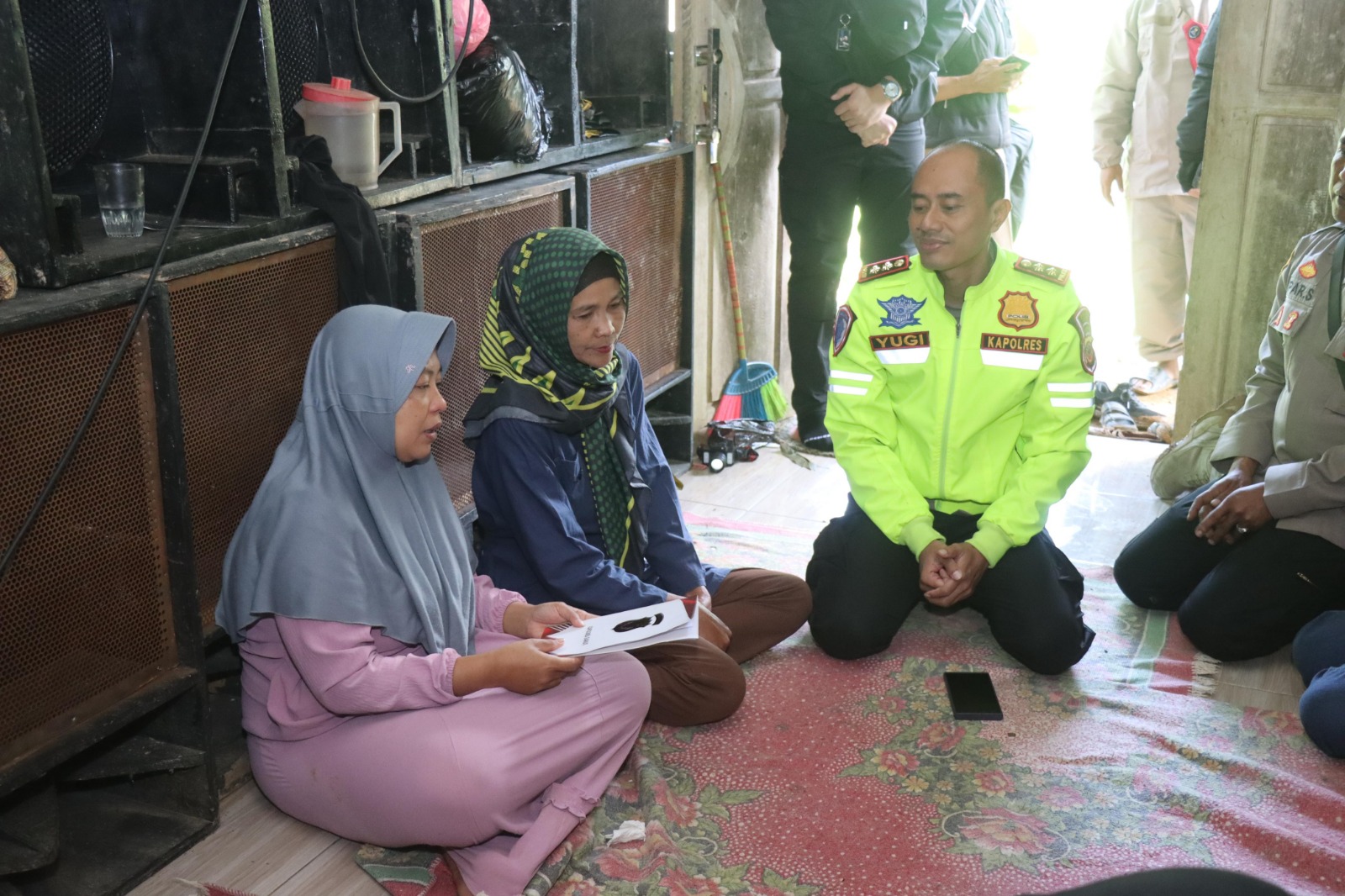 Kapolres Garut Berikan Santunan untuk Korban Longsor Cipongpok, Tinjau Langsung Lokasi Bencana