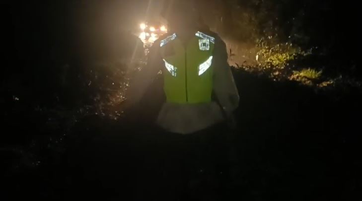 Longsor Tutup Jalan Utama di Banjarwangi, Polsek dan Warga Kerja Keras Bersihkan Material